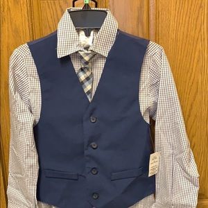 Boys Van Heusen Size 8 or 10 4 piece suit